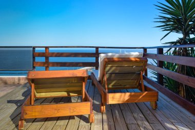 Güzel güneşli bir gün. Deniz kenarında balkon, piriapolis, uruguay.