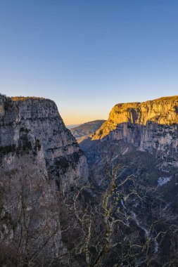Vikos Aoos Ulusal Parkı 'nın ünlü Beloi bakış açısında gündüz manzarası