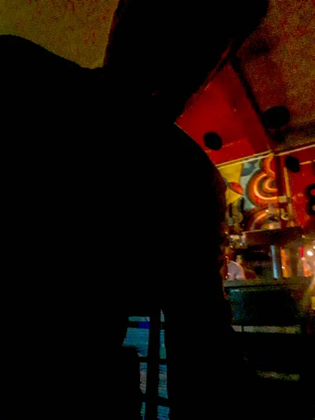 ローアングルショット男シルエット上の色質感の背景 — ストック写真