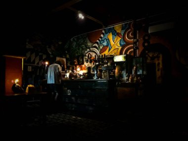 MONTEVIDEO, URUGUAY, FEBRUARY - 2022 - Montevideo, Uruguay 'daki klasik tarz barda yüksek kontrastlı gece sahnesi