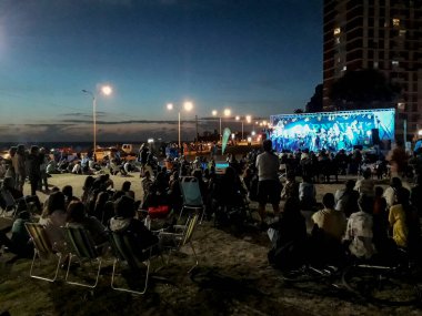 MONTEVIDEO, URUGUAY, FEBRUARY - 2022 - Montevideo City, Uruguay, Park 'taki şehir gece karnavalı sahne gösterisi