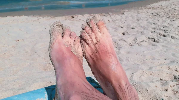 砂浜に横たわる男性の足 プンタ エステ Uruguay — ストック写真