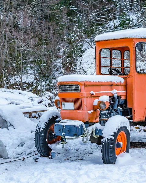 Tracteur Stationné Dans Environnement Enneigé Parc National Mont Olympus Grèce — Photo