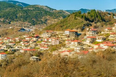 Kış günü sahnesi dağda küçük bir kasaba, metsovo, Yunanistan