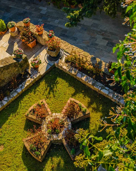 ギリシャテサリア州メテオラ修道院のトップビューの小さな屋外庭園 — ストック写真
