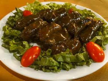 Patates kroketlerini salata tabağıyla sarar.