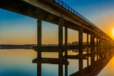 Flores ve Soriano, Uruguay departmanları arasındaki sınır olan Grande Nehri 'ni geçen köprü.
