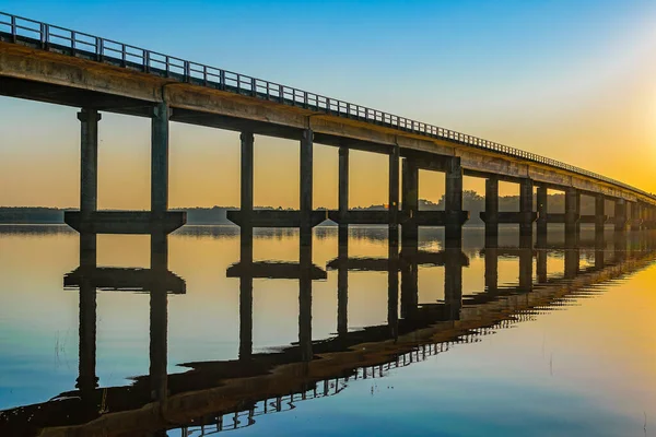 Flores ve Soriano, Uruguay departmanları arasındaki sınır olan Grande Nehri 'ni geçen köprü.