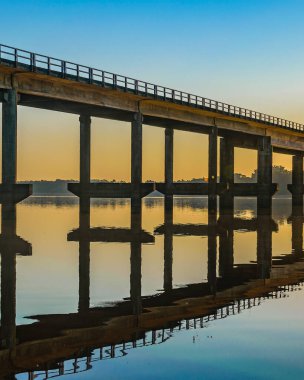 Flores ve Soriano, Uruguay departmanları arasındaki sınır olan Grande Nehri 'ni geçen köprü.