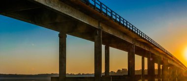Flores ve Soriano, Uruguay departmanları arasındaki sınır olan Grande Nehri 'ni geçen köprü.