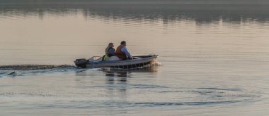 ÇİÇEKLER, URUGUAY, AĞUSTOS - 2021 Büyük nehri geçen adamlar, Flores Departmanı, Uuguay