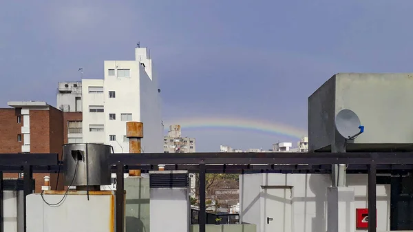 Rainbow Surrounede Από Πολυκατοικίες Urban Σκηνή Ημέρα Montevideos Uruguay — Φωτογραφία Αρχείου