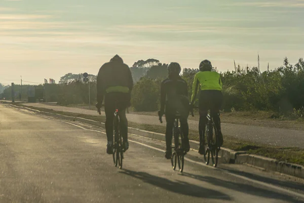 Tillbaka Visa Tre Cyklist Körning Motorväg Canelones Uruguay — Stockfoto