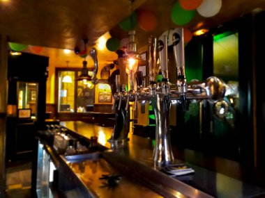 PARIS, FRANCE, HAZİRAN - 2020 Paris, Fransa 'daki boş İrlanda bar tarzı, 