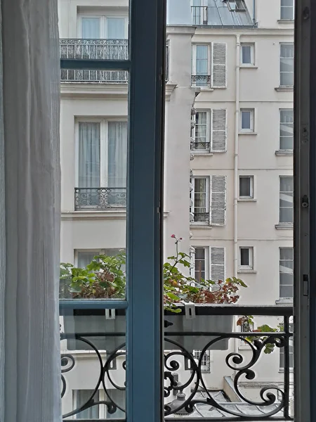 아파트 내부의 창문의 패리스 — 스톡 사진
