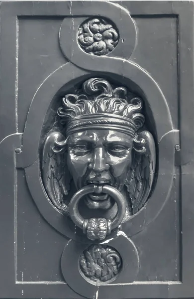 Vue Face Mand Tête Porte Frapper Sculpture — Photo