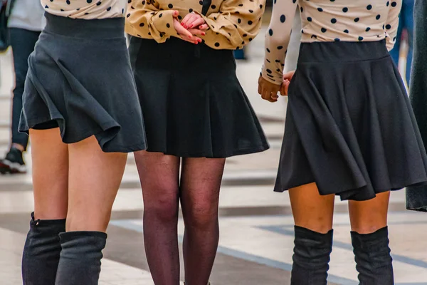 一群身材苗条的年轻女子在街上穿着黑色迷你裙 — 图库照片