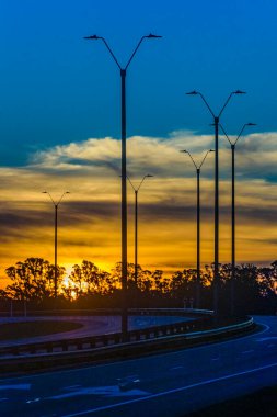 Gün batımında boş otoyol manzarası, maldonado, uruguay