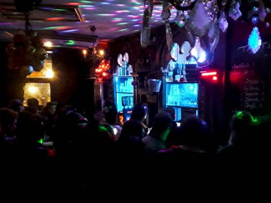 PARIS, FRANCE, JANUARY - 2020 - Paris, Fransa 'daki küçük dans kulübünün iç mekanı