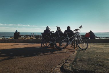 MONTEVIDEO, URUGUAY, HAZİRAN - 2021 - İnsanlar Montevideo, uruguay sahilinde güneşli bir kış gününün tadını çıkarıyor