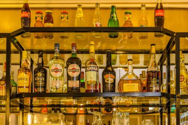 PARIS, FRANCE, HAZİRAN - 2020 Alçak açılı içki büfesi, Paris, Fransa