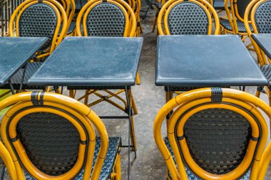 Modaya uygun eski tarz boş sandalyeler açık hava restoranı, Paris, Fransa