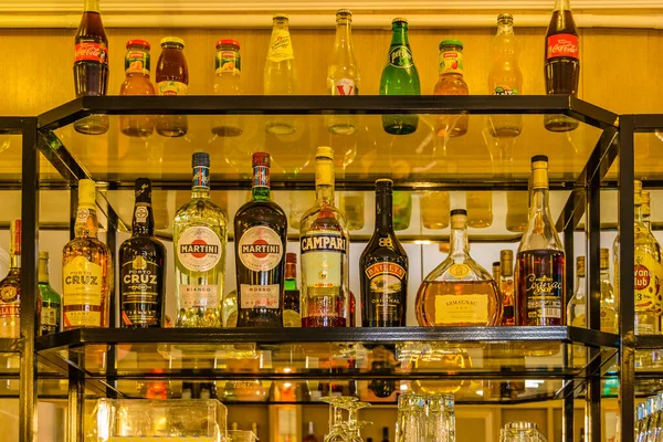 PARIS, FRANCE, HAZİRAN - 2020 Alçak açılı içki büfesi, Paris, Fransa