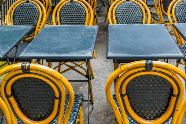 Modaya uygun eski tarz boş sandalyeler açık hava restoranı, Paris, Fransa