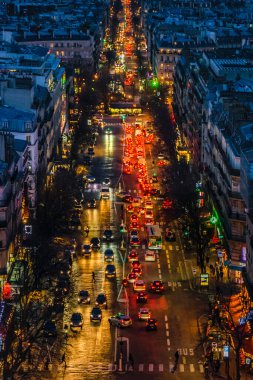 Ünlü şampiyon Elysees Bulvarı, Paris, Fransa 'nın Zafer Kemer Bakış açısından hava gece görüşü