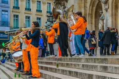 PARIS, FRANCE, JANUARY - 2020 Ulusal Müzik Akademisi 'nin merdivenlerinde çalan genç caz grubu, Paris, Fransa