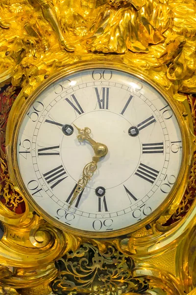 Vista Frontal Close Dourado Ornamentado Relógio Parede Estilo Rococó — Fotografia de Stock