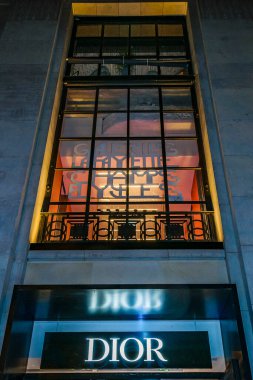 PARIS, FRANCE, HAZİRAN - 2020 - Dış açılı çekim ünlü moda butiği, Paris, Fransa