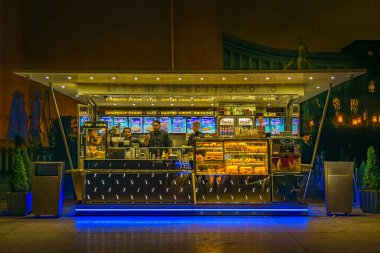 PARIS, FRANCE, HAZİRAN - 2020 - Trocadero Escplanade, Paris 'te yiyecek ve içecek standı