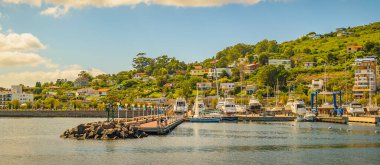 Piriapolis limanındaki güneşli yaz günü sahnesi, maldonado, uruguay