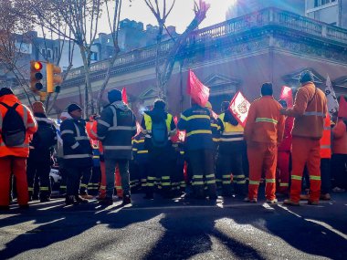 MONTEVIDEO, URUGUAY, HAZİRAN - 2022 - Montevideo şehrinin caddesinde kalabalık inşaat işçileri protesto etti