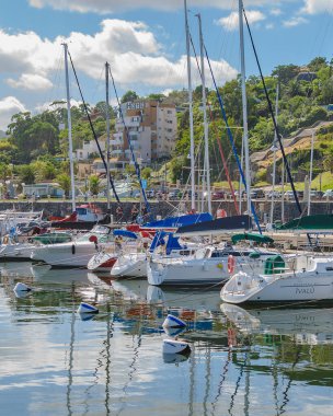 PIRIAPOLIS, URUGUAY, MARCH - 2022 - Piriapolis limanında güneşli bir yaz günü sahnesi, maldonado, uruguay