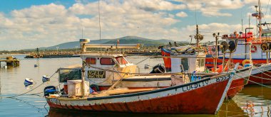 PIRIAPOLIS, URUGUAY, MARCH - 2022 - Piriapolis şehir limanına parkedilmiş Rustik balıkçı tekneleri, maldonado, uruguay