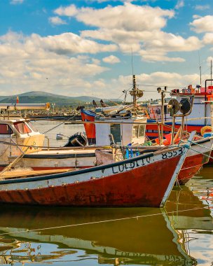 PIRIAPOLIS, URUGUAY, MARCH - 2022 - Piriapolis şehir limanına parkedilmiş Rustik balıkçı tekneleri, maldonado, uruguay