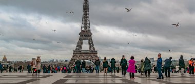 PARIS, FRANCE, JANUARY - 2020 - Eiffel Kulesi, Paris, Fransa manzaralı ünlü trocadero Escplanade 'deki insanlar