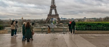 PARIS, FRANCE, JANUARY - 2020 - Eiffel Kulesi, Paris, Fransa manzaralı ünlü trocadero Escplanade 'deki insanlar