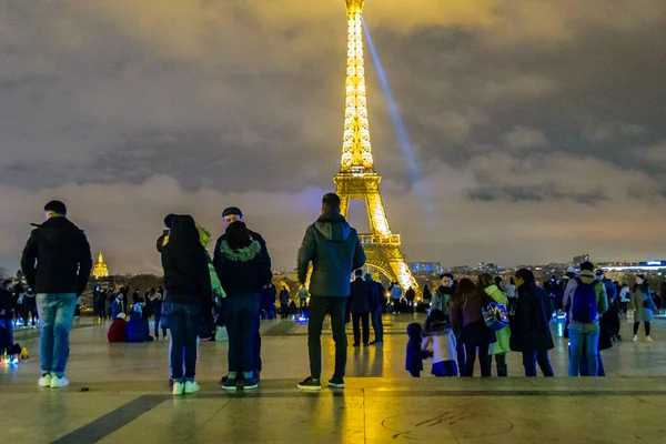 Париж Франция Январь 2020 Люди Знаменитой Эспланаде Трокадеро Видом Эйфелеву — стоковое фото