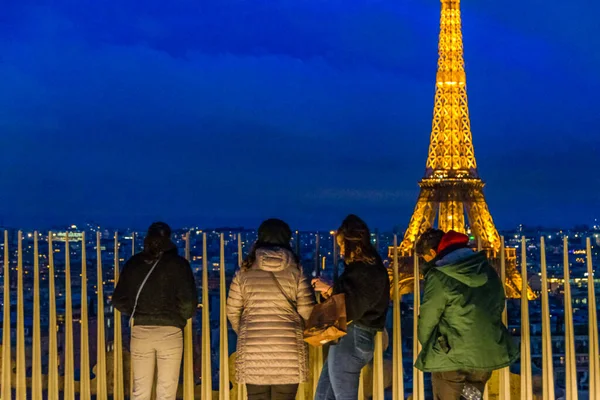 People Watching Eiffel Tower Triumph Arch Viewpoint — Fotografia de Stock