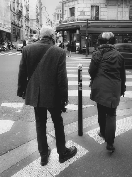 Paris France January 2020 Senior Couple Waiting Crossing Street — Zdjęcie stockowe
