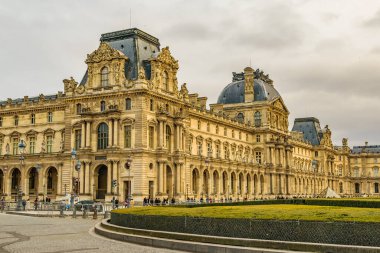 Exterior view louvre museum building, paris, france