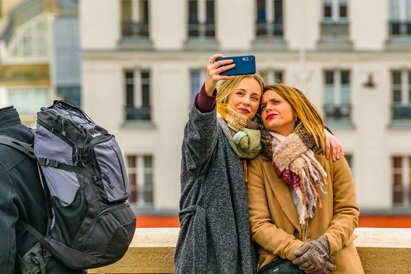 Paris France January 2020 Women Couple Taking Selfie Sacred Heart — Zdjęcie stockowe