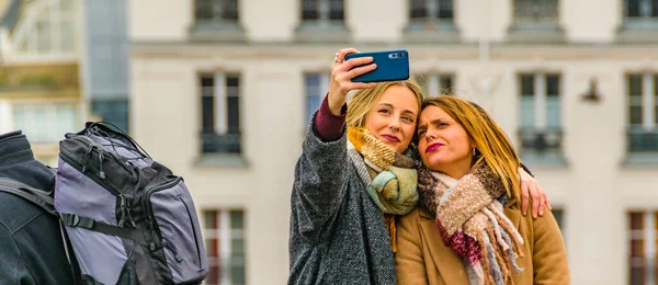 Paris France January 2020 Women Couple Taking Selfie Sacred Heart — Zdjęcie stockowe