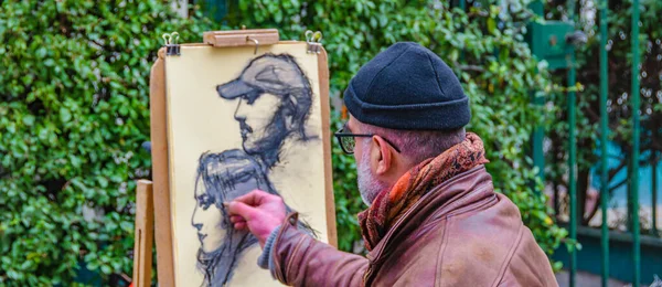 Paris France January 2020 Old Man Painter Drawing Portraits Montmartre — Zdjęcie stockowe