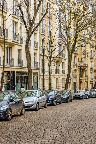 PARIS, FRANÇA - 01 De Dezembro De 2016: Carro Alemão Esperta Bonita De Uma  Empresa De Partilha De Carro Estacionado Na Frente De Uma Casa - Lente Tilt- shift Fotos, retratos, imágenes y