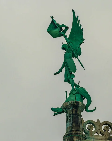 Міфологічний Стиль Жіноча Скульптура Вершині Стародавньої Будівлі Париж Франція — стокове фото