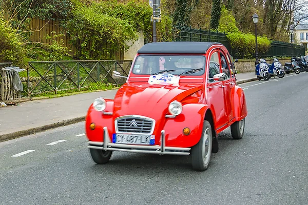 2020年1月 停在鹅卵石街的经典法国品牌汽车 — 图库照片